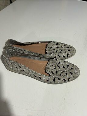 Women's Floral Cutout Slip-On Flats in Silver